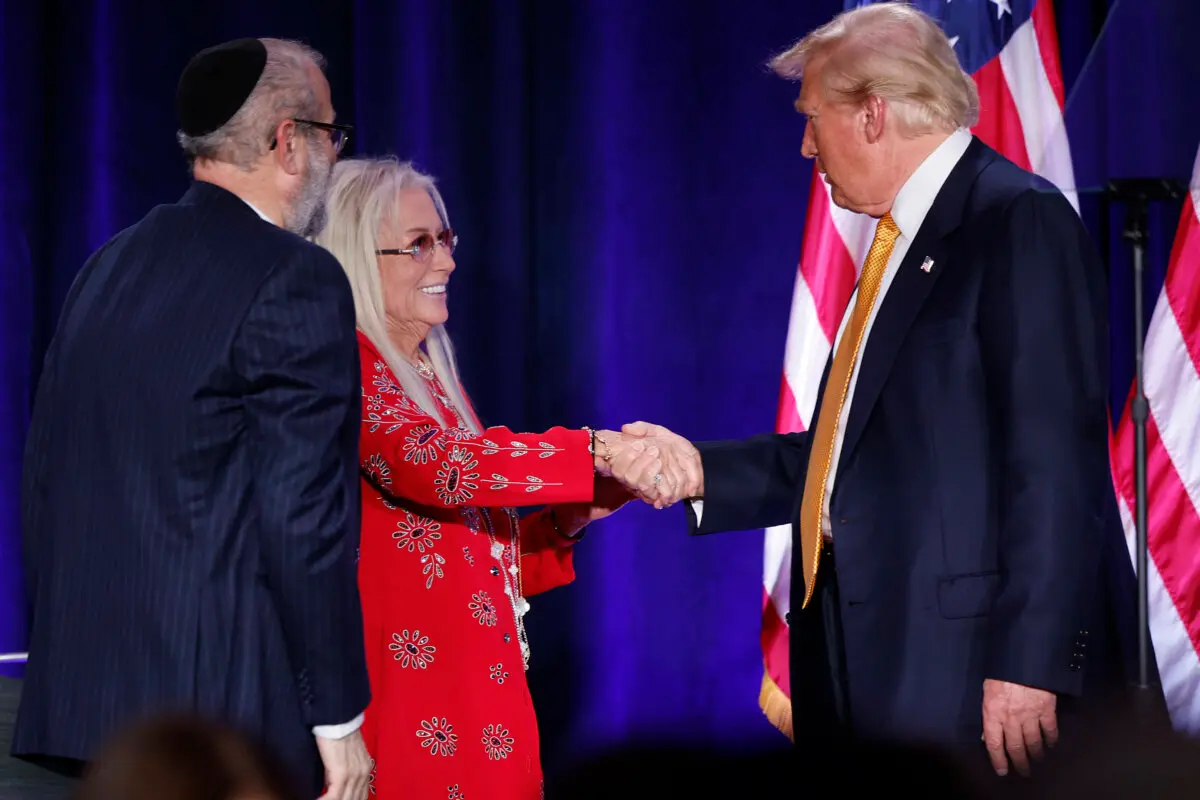 El expresidente Donald Trump da las gracias a Miriam Adelson, viuda del multimillonario magnate de los casinos Sheldon Adelson, y al rabino Yehuda Kaploun en un acto titulado "Lucha contra el antisemitismo en Estados Unidos" en Washington, DC, el 19 de septiembre de 2024. (Chip Somodevilla/Getty Images)