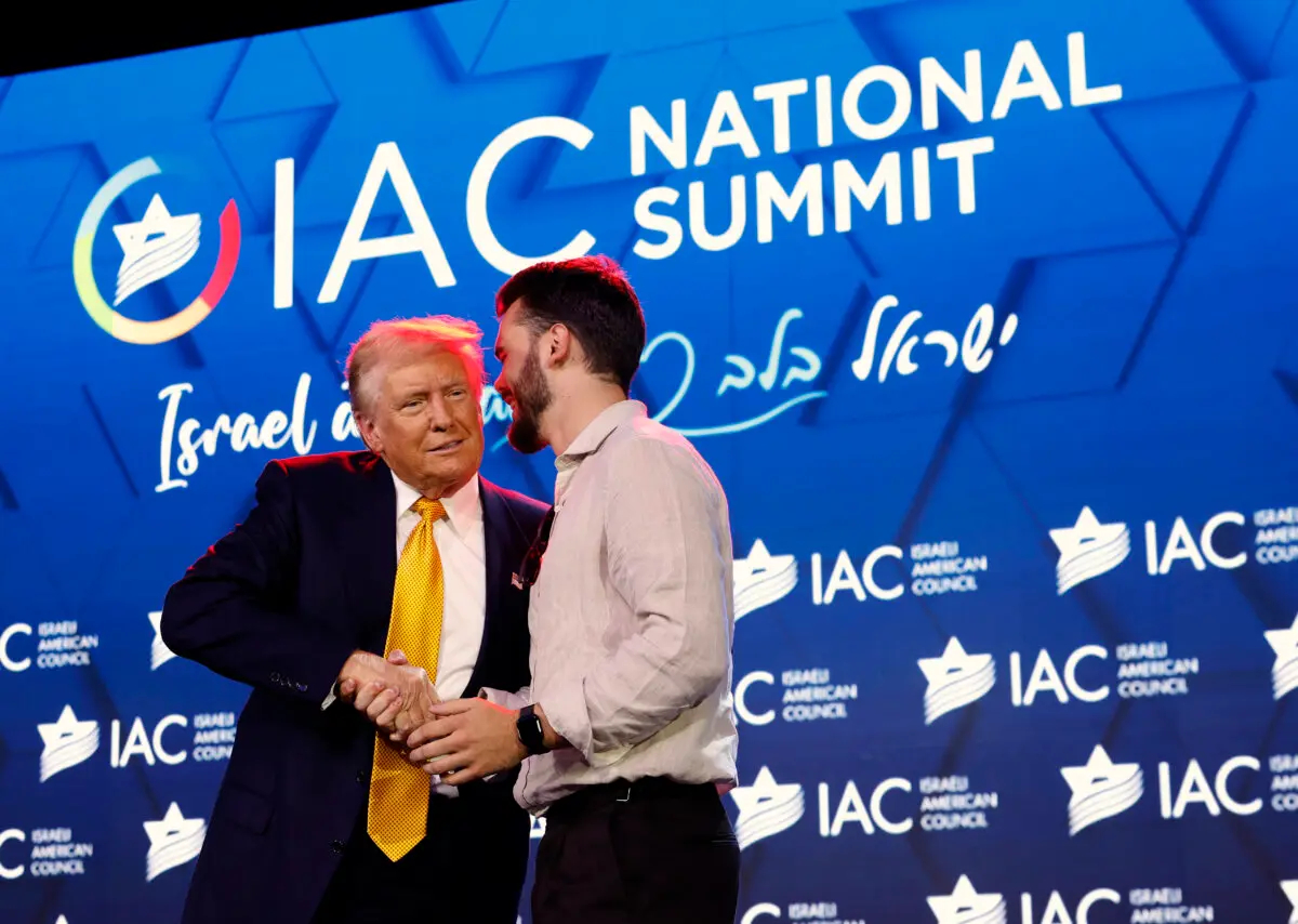 El expresidente Donald Trump da la bienvenida al escenario al rehén rescatado de Hamás Andre Kozlov mientras habla en la Cumbre Nacional del Consejo Israelí Americano en el Hilton de Washington el 19 de septiembre de 2024. (Kevin Dietsch/Getty Images)