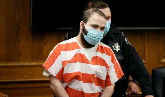 Ahmad Al Aliwi Alissa es conducido a una sala de la corte para una audiencia en Boulder, Colorado, el 7 de septiembre de 2021. (David Zalubowski/Pool/AP Photo)