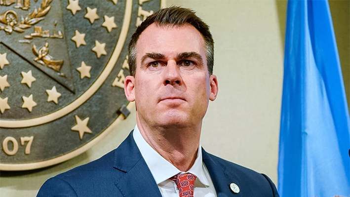 El gobernador de Oklahoma, Kevin Stitt, habla durante una rueda de prensa en Oklahoma City, el 11 de febrero de 2021. (Sue Ogrocki/Foto AP)