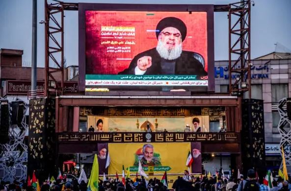 Personas se reúnen para ver el discurso del secretario general de Hezbolá, Hassan Nasrallah, sobre el conflicto entre Israel y Hamás en Teherán, Irán, el 3 de noviembre de 2023. (Hossein Beris/Middle East Images/AFP vía Getty Images)