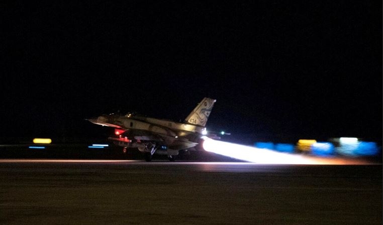 Un avión de combate israelí despega en un lugar no identificado para llevar a cabo ataques contra objetivos de Hezbolá en el sur del Líbano, en esta foto difundida el 19 de septiembre de 2024. (Fuerzas de Defensa de Israel/Handout via Reuters)