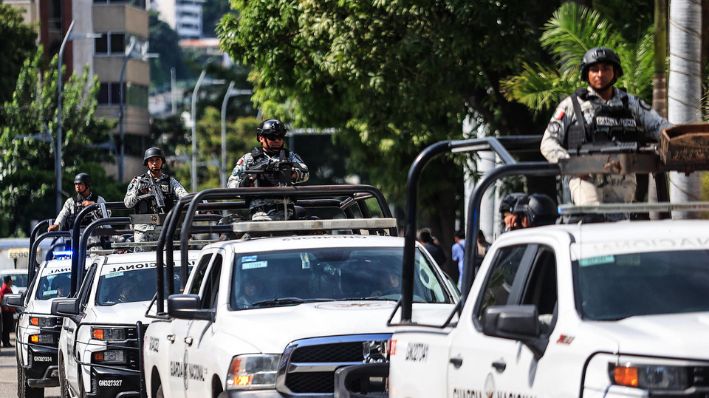 Fotografía de archivo del 9 de agosto de 2023 de vehículos de la Guardia Nacional en rondas de vigilancia, en la ciudad de Acapulco en el estado de Guerrero, México. (EFE/David Guzmán)