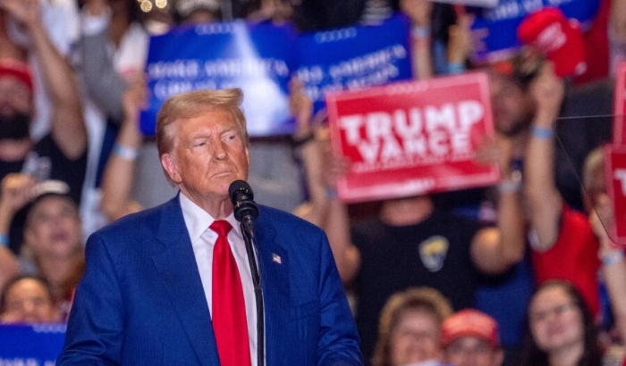 El expresidente y candidato presidencial republicano, Donald Trump, llega para hablar en un mitin de campaña en Uniondale, Nueva York, el 18 de septiembre de 2024. (David Dee Delgado/AFP vía Getty Images)