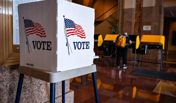 Un votante prepara su boleta en un centro de votación en una foto de archivo. (Robyn Beck/AFP vía Getty Images)