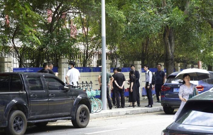 Las autoridades chinas inspeccionan la escena de un apuñalamiento en la Escuela Japonesa de Shenzhen en Shenzhen, China, el 18 de septiembre de 2024, después que un estudiante japonés de 10 años fuera atacado por un hombre. (Kyodo News vía AP). 


