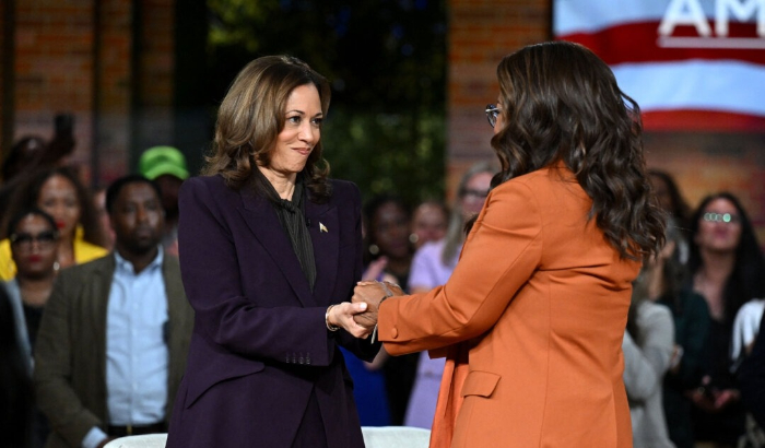 La vicepresidenta y candidata presidencial demócrata Kamala Harris participa junto a la productora de televisión estadounidense Oprah Winfrey en un mitin 'Unidos por América' retransmitido en directo en Farmington Hills, Michigan, el 19 de septiembre de 2024. (Saul Loeb/AFP vía Getty Images)