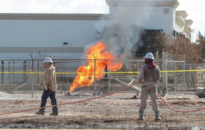 Trabajadores cerca del incendio de un oleoducto en Deer Park, Texas, el 19 de septiembre de 2024. (Juan A. Lozano/Foto AP). 

