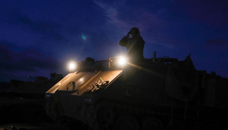 Un soldado israelí se encuentra encima de un vehículo blindado en los Altos del Golán el 19 de septiembre de 2024. (Jalaa Marey/AFP vía Getty Images)