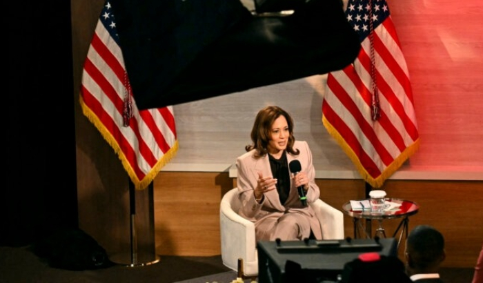 La vicepresidenta de EE.UU. y candidata presidencial demócrata Kamala Harris celebra un debate organizado por la Asociación Nacional de Periodistas Negros (NABJ), en Filadelfia, Pensilvania, el 17 de septiembre de 2024. (Foto de Jim Watson / AFP vía Getty Images)