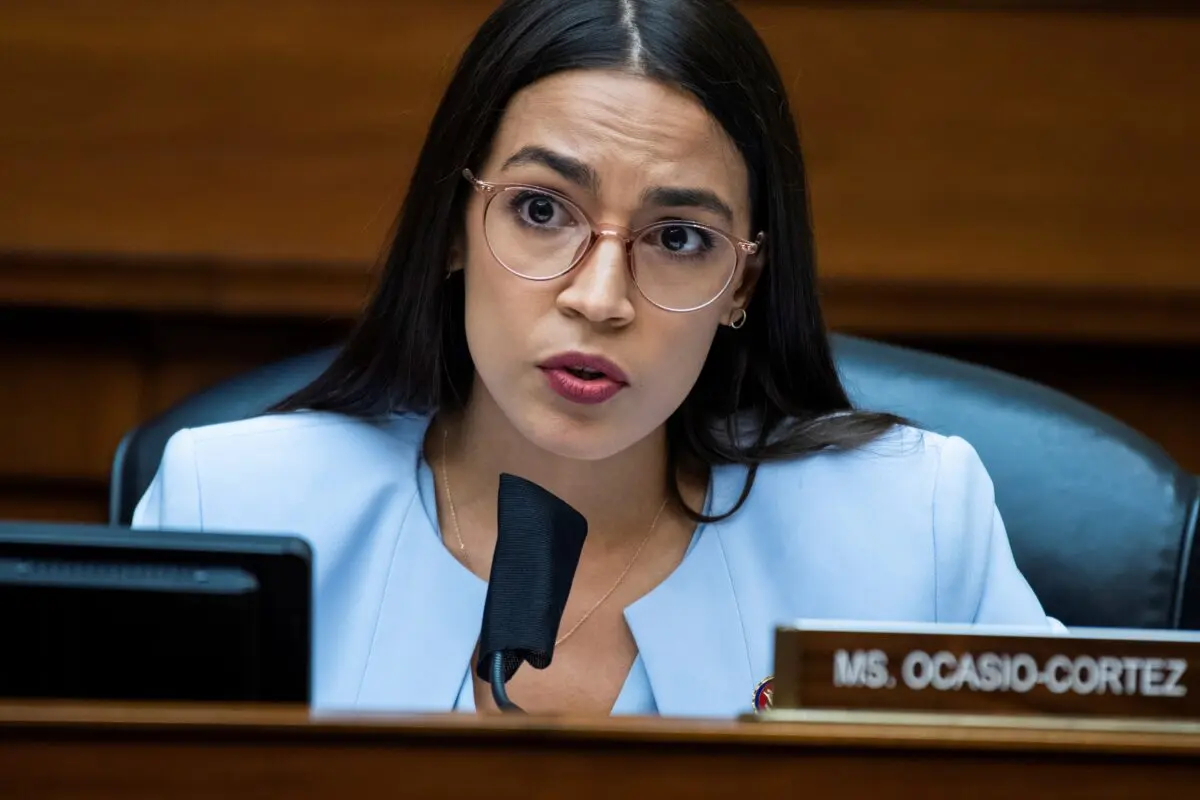 La representante Alexandria Ocasio-Cortez (D-N.Y.) habla durante una audiencia en Washington el 24 de agosto de 2020. (Tom Williams/Pool vía Reuters)