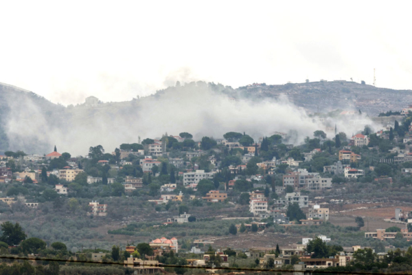 Una nube de humo sale del lugar donde se produjo un ataque aéreo israelí cerca de la localidad libanesa de Taybeh, en el sur del país, el 20 de septiembre de 2024. Hezbolá ha intercambiado fuego casi a diario con las fuerzas israelíes (Ammar Ammar / AFP vía Getty Images)