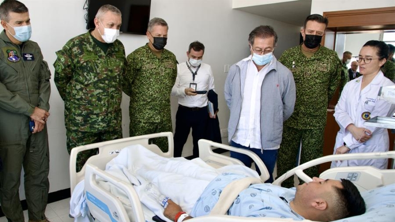 Fotografía cedida del mandatario colombiano Gustavo Petro (3d) durante una visita a militares heridos en el ataque de la guerrilla del Ejército de Liberación Nacional (ELN), el 18 de septiembre de 2024 en el Hospital Militar en Bogotá (Colombia). EFE/Presidencia de Colombia