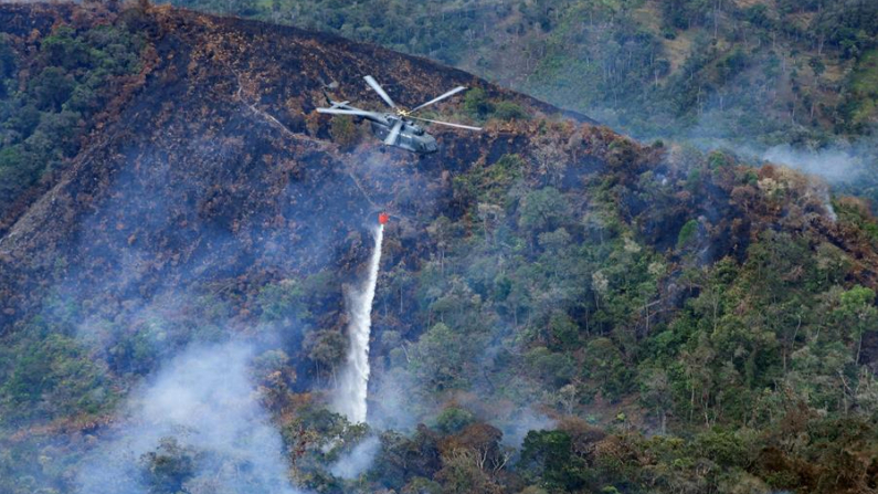 Fotografía cedida por la presidencia de Perú del desplazamiento de un helicóptero con sistema Bambi bucket en la zona de la Florida en Amazonas, en Perú. EFE/ Presidencia de Perú