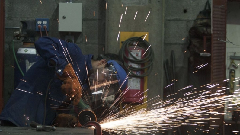 Un trabajador trabaja en una empresa manufacturera en México, en una fotografía de archivo. (Julio Cesar Aguilar/AFP vía Getty Images)