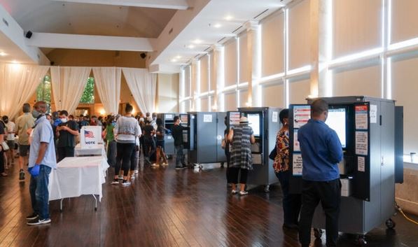 Votantes en las elecciones primarias de Georgia en Atlanta, Georgia, el 9 de junio de 2020. (Elijah Nouvelage/Getty Images)