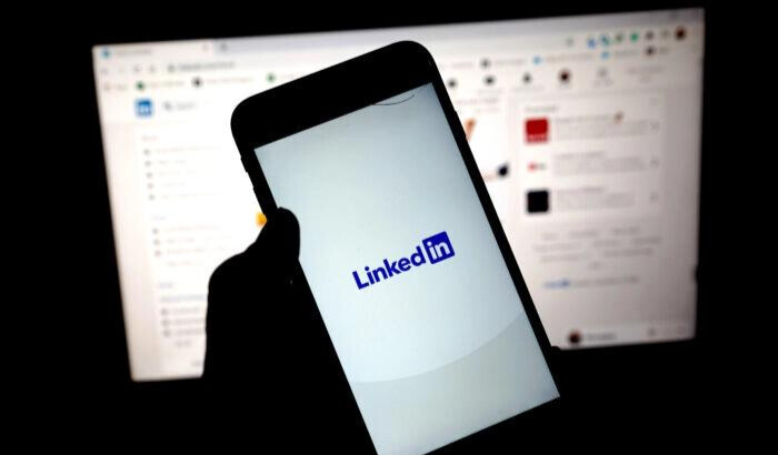 La aplicación de LinkedIn se muestra en un teléfono en Londres el 11 de enero de 2021. (Edward Smith/Getty Images)