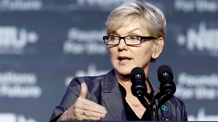 Jennifer Granholm, secretaria del Departamento de Energía de EE. UU., pronuncia un discurso en la Conferencia Legislativa 2024 de North American Building Trades Unions en el Washington Hilton de Washington, el 24 de abril de 2024. (Anna Moneymaker/Getty Images)