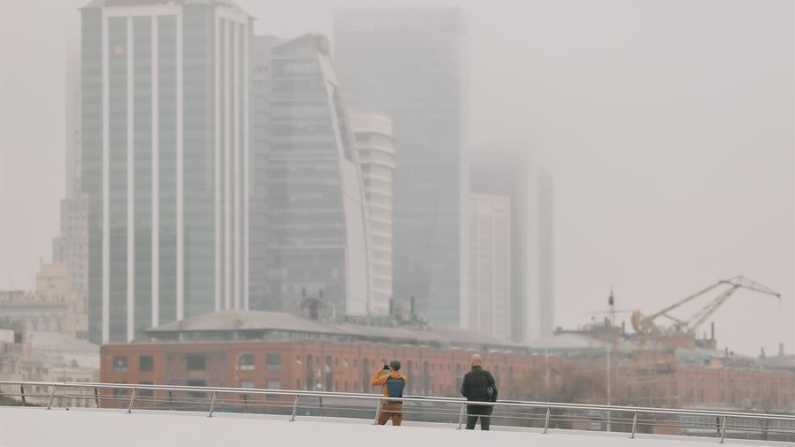 Personas observan una capa de humo en la ciudad de Buenos Aires (Argentina). EFE/ Juan Ignacio Roncoroni