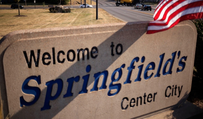 Carteles de Bienvenidos a Springfield en Springfield, Ohio, el 16 de septiembre de 2024. (Luke Sharrett/Getty Images)