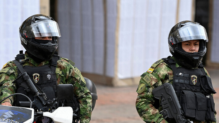 Los familiares de dos militares retirados que fueron detenidos en Venezuela y enviados a Rusia a mediados de julio, mientras intentaban regresar a Colombia después de combatir en Ucrania, piden que los liberen y los envíen a casa. Una foto de archivo.  (YURI CORTEZ/AFP via Getty Images)