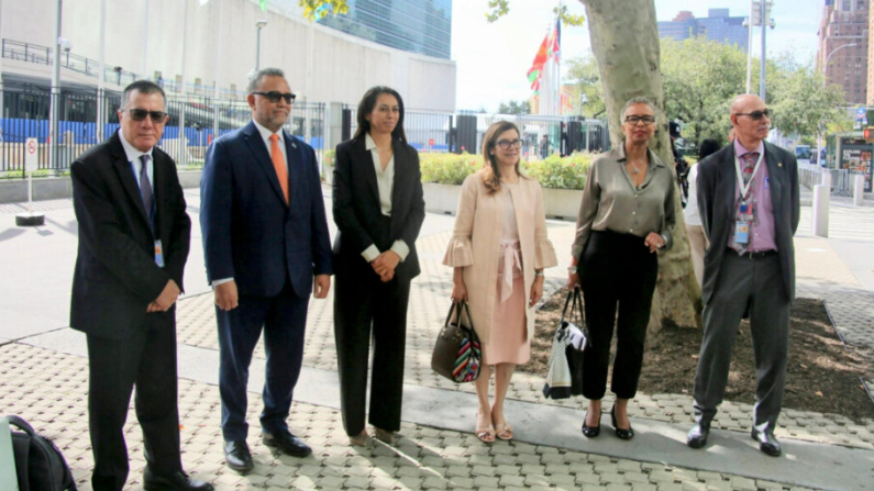 (De izquierda a derecha) Representantes Permanentes ante la ONU -John Silk de las Islas Marshall, Tapugao Falefou de Tuvalu, Ilana Seid de Palau, Carla María Rodríguez Mancia de Guatemala, Inga Rhonda King de San Vicente y las Granadinas, y Carlos Fuller de Belice- se unen para una foto de grupo frente a la sede de la ONU tras entregar una carta a la oficina del secretario general de la ONU, en Nueva York, el 19 de septiembre de 2024. (Edwin Huang/The Epoch Times)