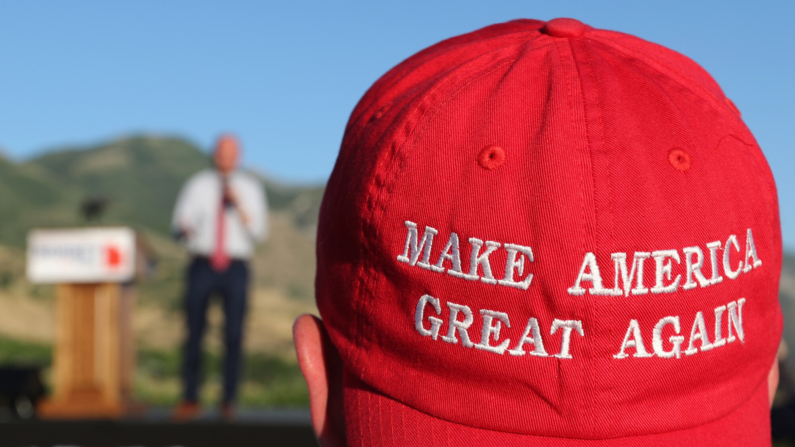 Imagen de archivo: Un seguidor de Romney escucha a un orador mientras lleva una gorra de "Make America Great Again" en la fiesta electoral de Mitt Romney el 26 de junio de 2018 en Orem, Utah. (George Frey/Getty Images)