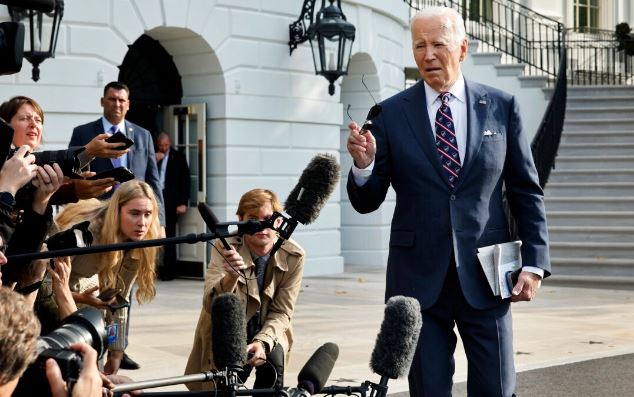 El presidente Joe Biden habla con los periodistas a su salida de la Casa Blanca en Washington el 16 de septiembre de 2024. (Chip Somodevilla/Getty Images)