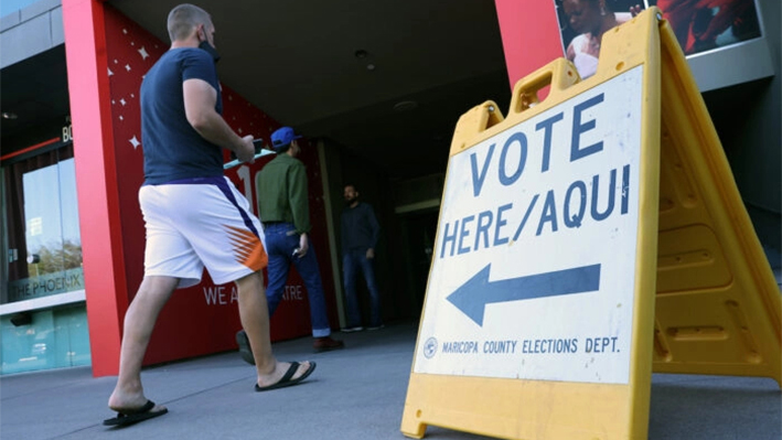 Votantes llegan a depositar su voto en el Museo de Arte de Phoenix, Arizona, el 8 de noviembre de 2022. (Kevin Dietsch/Getty Images)