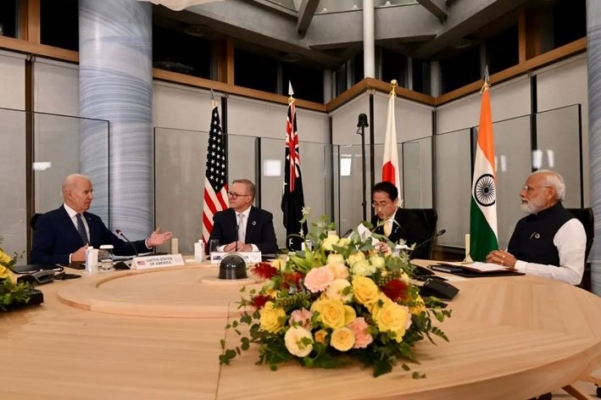 El presidente de Estados Unidos, Joe Biden, el primer ministro de Australia, Anthony Albanese, el primer ministro de Japón, Fumio Kishida, y el primer ministro de India, Narendra Modi, celebran una reunión del Quad al margen de la Cumbre de Líderes del G7 en Hiroshima el 20 de mayo de 2023. (Kenny Holston/AFP vía Getty Images)