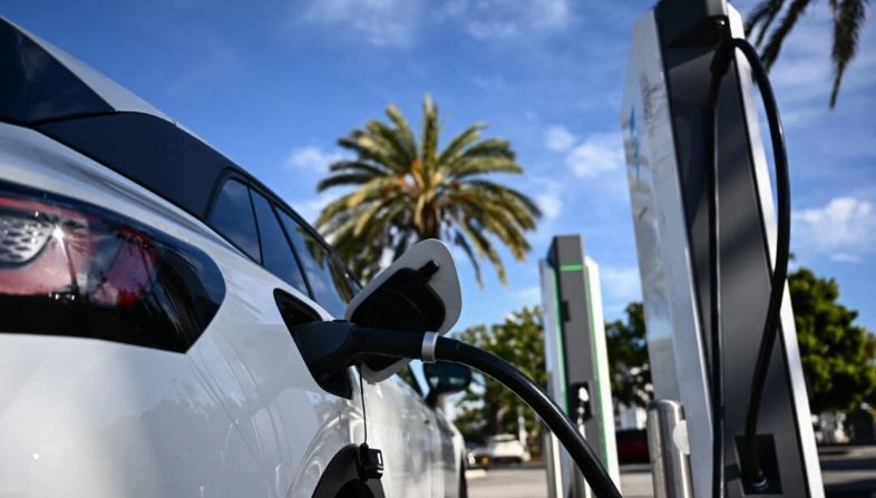 Un vehículo eléctrico (VE) Volkswagen ID.4 se carga mediante un cargador rápido CCS DC de Electrify America en el aparcamiento de un centro comercial en Torrance, California, el 23 de febrero de 2024. (Patrick T. Fallon/AFP vía Getty Images)