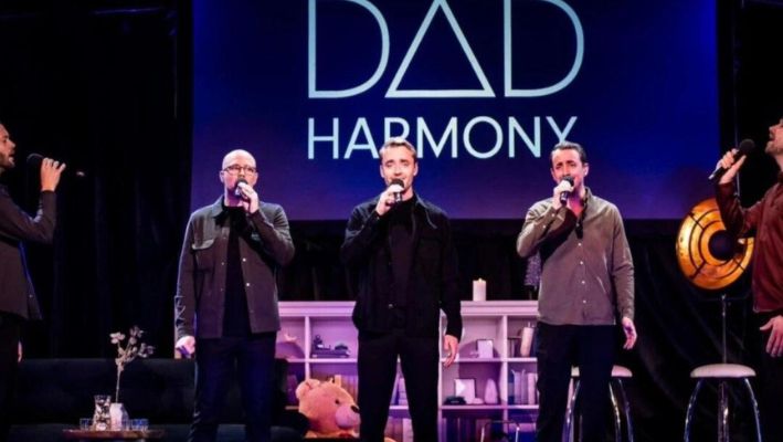 Dad Harmony en el escenario durante su gira por Suecia. (Cortesía de Dad Harmony)
