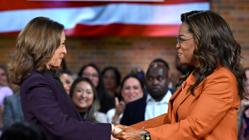 La vicepresidenta de los Estados Unidos y candidata presidencial demócrata, Kamala Harris (izquierda), se une a la productora de televisión estadounidense Oprah Winfrey en un mitin transmitido en vivo titulado "Unidos por América" en Farmington Hills, Michigan, el 19 de septiembre de 2024. (SAUL LOEB/AFP via Getty Images)