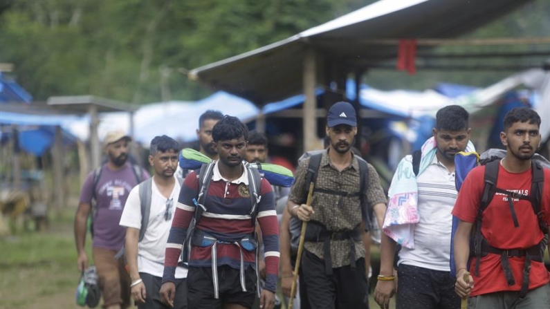 Imagen de archivo de migrantes de diferentes nacionalidades cruzan un campamento en medio de un operativo en plena selva del Darién, frontera natural entre Colombia y Panamá. EFE/Carlos Lemos