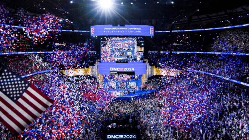 Globos caen mientras la vicepresidenta y candidata presidencial demócrata Kamala Harris concluye sus declaraciones al final del cuarto y último día de la Convención Nacional Demócrata (DNC) en el United Center de Chicago, Illinois, el 22 de agosto de 2024. (Mandel Ngan/AFP vía Getty Images)