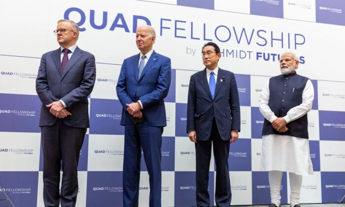 El primer ministro australiano Anthony Albanese (Izquierda), el presidente Joe Biden (Segundo a la izquierda), el primer ministro japonés Fumio Kishida (segundo a la derecha) y el primer ministro indio Narendra Modi (derecha) asisten al evento de celebración de la fundación de Quad Fellowship en Tokio, Japón, el 24 de mayo de 2022. (Yuichi Yamazaki/Getty Images)