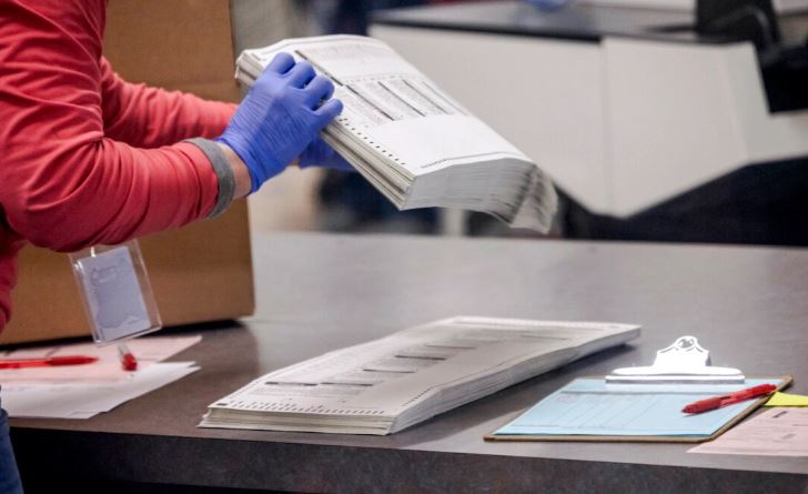 Un trabajador electoral clasifica papeletas en Arizona en una foto de archivo. (John Moore/Getty Images)