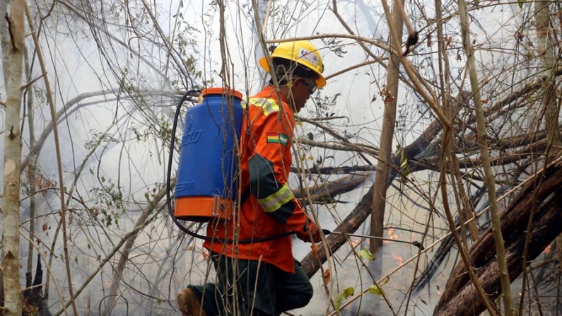 Un bombero mitiga los restos de un incendio el 11 de septiembre de 2024 en San Miguelito (Bolivia). EFE/ Juan Carlos Torrejón