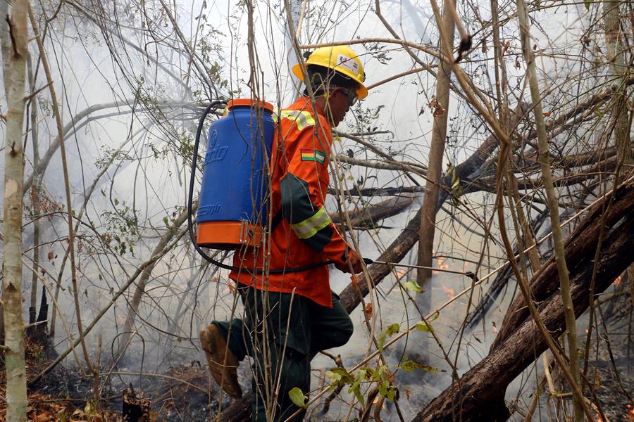 Bomberos y expertos españoles llegan a Bolivia para combatir incendios forestales