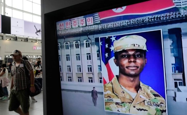 Una pantalla de televisión muestra una imagen de archivo del soldado Travis King durante un programa de noticias en la estación de tren de Seúl, Corea del Sur, el 16 de agosto de 2023. (Ahn Young-joon/Foto AP)