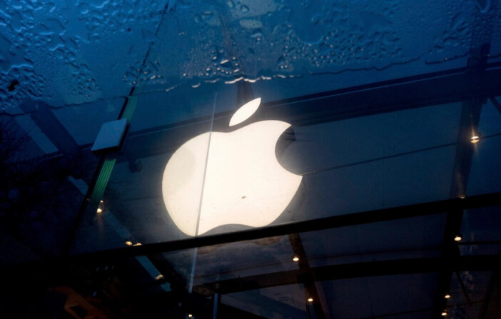 El logotipo de Apple cuelga en una tienda Apple de Palo Alto, California, el 2 de febrero de 2024. (Noah Berger/AP Photo). 