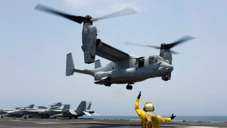 El Marinero de Segunda Clase Nicholas Hawkins, especialista en aeronaves, indica a un MV-22 Osprey que aterrice en la cubierta del USS Abraham Lincoln en el Mar Arábigo el 17 de mayo de 2019. Foto: Amber Smalley, Especialista en Comunicación de Masas de Tercera Clase, (Marina de EE.UU., vía AP)