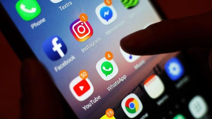 Los iconos de aplicaciones de redes sociales, incluyendo Facebook, Instagram, YouTube y WhatsApp, se muestran en la pantalla de un teléfono en Londres el 3 de enero de 2018. (Yui Mok/PA)