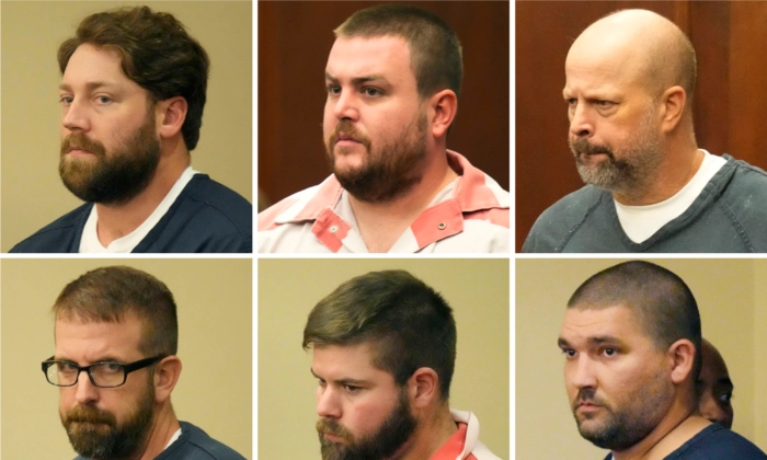 (De arriba a la izquierda) Los ex-deputados del sheriff del condado de Rankin Hunter Elward, Christian Dedmon, Brett McAlpin, Jeffrey Middleton, Daniel Opdyke, y el ex-oficial de policía de Richland Joshua Hartfield, aparecen en el Tribunal de Circuito del Condado de Rankin en Brandon, Miss., el 14 de agosto de 2023. Rogelio V. (Solis/AP)