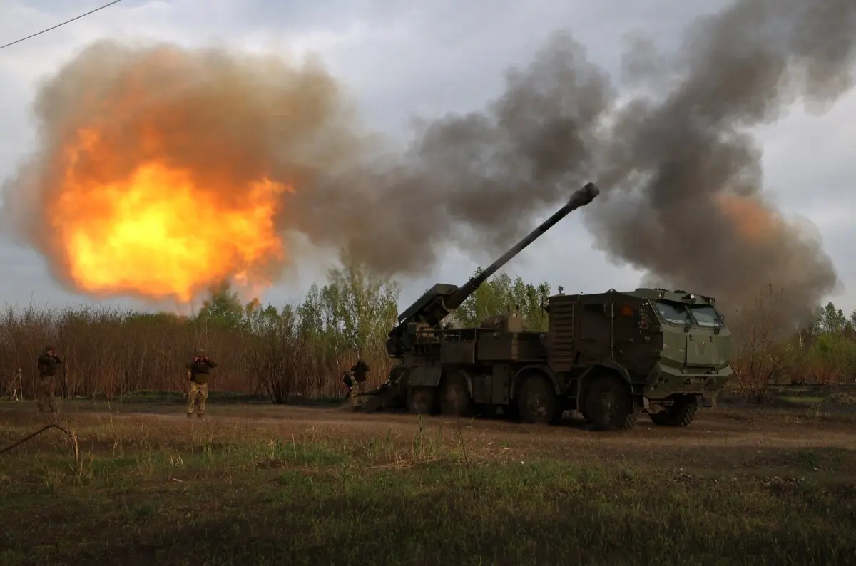 Artilleros de la 43ª Brigada Mecanizada Separada de las Fuerzas Armadas de Ucrania disparan contra una posición rusa con un obús autopropulsado de 155 mm 2C22 "Bohdana", en la región de Kharkiv, en medio de la invasión rusa en Ucrania, el 21 de abril de 2024. (Anatolii Stepanov/AFP vía Getty Images)