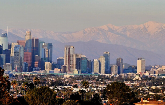 Se ven montañas a lo lejos detrás del horizonte del centro de Los Ángeles el 2 de marzo de 2023. (FREDERIC J. BROWN/AFP vía Getty Images)

