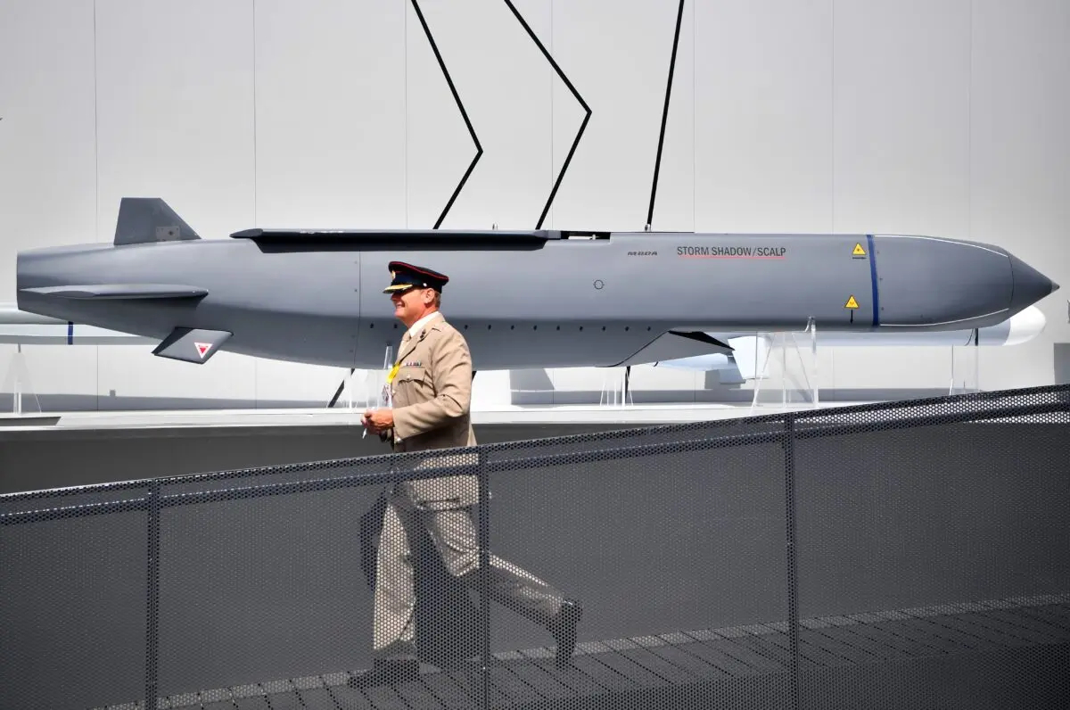 Un militar pasa junto a un misil Storm Shadow/Scalp en el Farnborough Airshow, al suroeste de Londres, el 17 de julio de 2018. (Ben Stansall/AFP vía Getty Images)