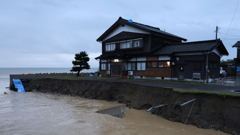 Esta imagen muestra un edificio junto a una pendiente que se derrumbó debido a las inundaciones causadas por las fuertes lluvias en la ciudad de Suzu, prefectura de Ishikawa (Japón), el 21 de septiembre de 2024. (STR/JIJI Press/AFP vía Getty Images)