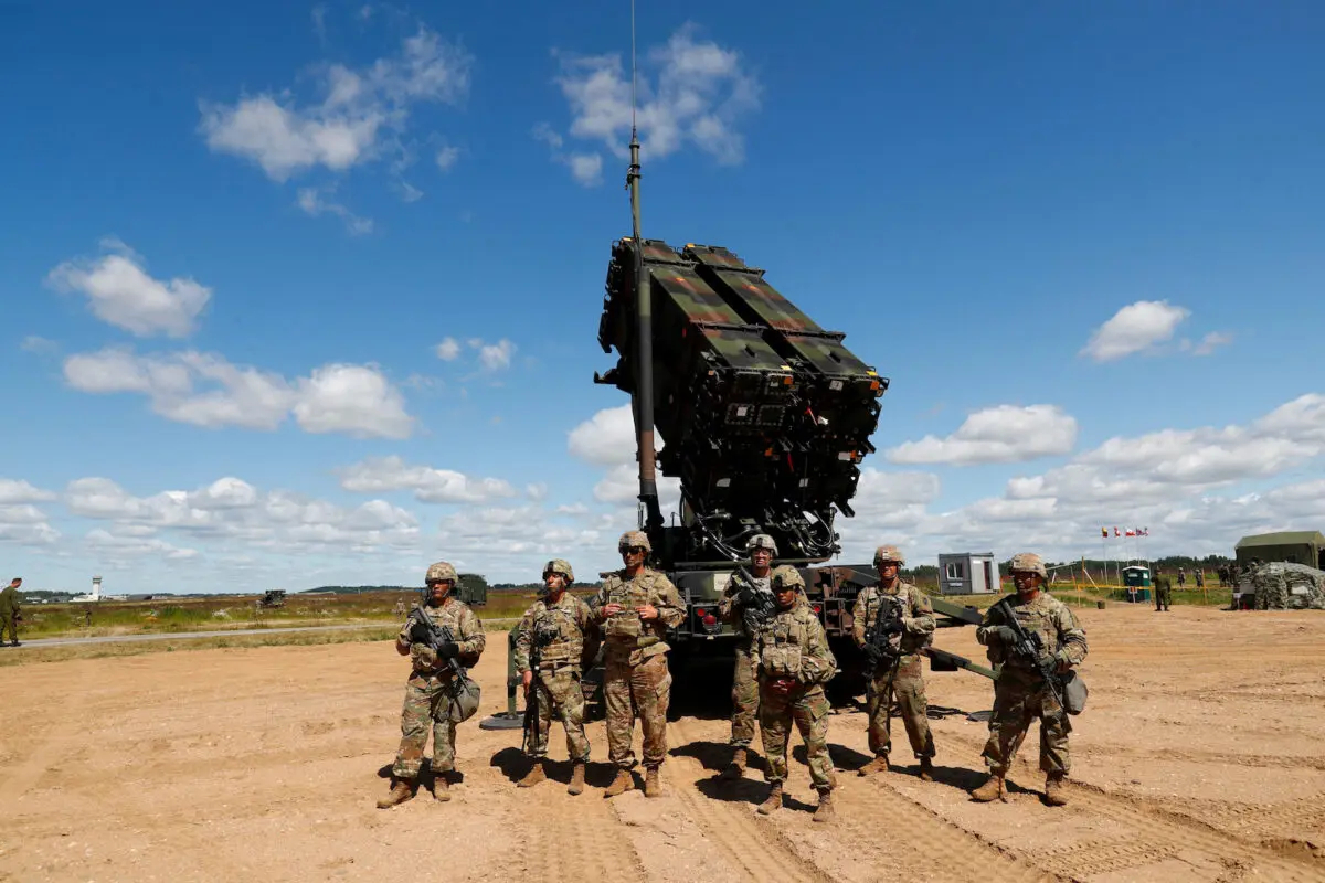 Soldados estadounidenses junto al sistema de defensa aérea de largo alcance Patriot durante el ejercicio de defensa aérea Toburq Legacy 2017 en el aeródromo militar cerca de Siauliai, Lituania, el 20 de julio de 2017. (Ints Kalnins/Reuters)