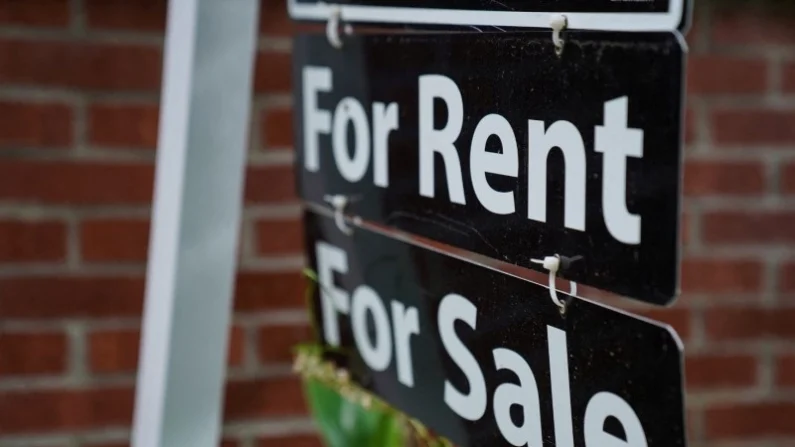 Un cartel de "Se Alquila, Se Vende" afuera de una casa en Washington el 7 de julio de 2022. (Sarah Silbiger/Reuters)